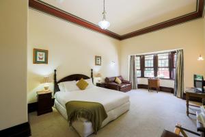 A bed or beds in a room at Petersons Armidale Winery and Guesthouse