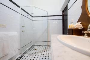 Een badkamer bij Petersons Armidale Winery and Guesthouse