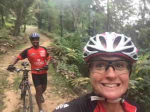 Maskeli Oya Family Park في Norton Bridge: امرأة تقف على درب مع دراجة