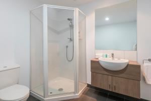 A bathroom at Nesuto St Martins Apartment Hotel