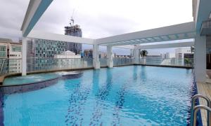 Bazén v ubytování Parkview Service Apartments nebo v jeho okolí