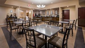 un comedor con mesas y sillas en un restaurante en Best Western Abbeville Inn and Suites en Abbeville