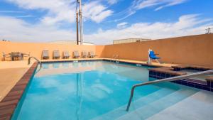 una gran piscina en la parte superior de un edificio en Best Western Abbeville Inn and Suites, en Abbeville