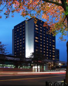 een hoog gebouw 's nachts met een straat ervoor bij Hyatt Regency Morristown in Morristown