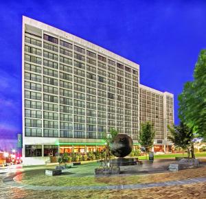 un gran edificio con una estatua delante de él en Hyatt Regency Tulsa Downtown en Tulsa