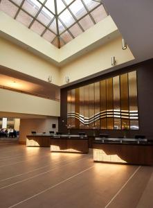 een grote lobby met tafels en een groot dakraam bij Hyatt Regency Princeton in Princeton