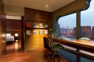 Postel nebo postele na pokoji v ubytování Andaz Xintiandi, Shanghai, By Hyatt