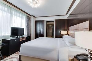 TV a/nebo společenská místnost v ubytování Hyatt Regency Kyiv