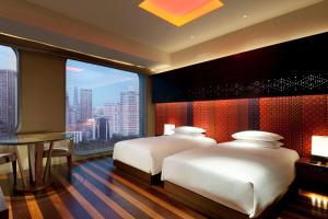 Postel nebo postele na pokoji v ubytování Andaz Xintiandi, Shanghai, By Hyatt