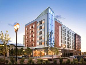 uma representação de um edifício com uma luz de rua em Hyatt Place Cleveland/Westlake/Crocker Park em Westlake