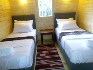 Ein Bett oder Betten in einem Zimmer der Unterkunft Severine Cottages and Lounge Ltd
