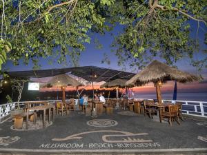 Restaurace v ubytování Mushroom Beach Bungalows