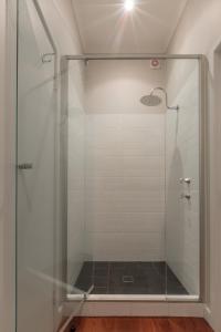 W łazience znajduje się prysznic ze szklanymi drzwiami. w obiekcie Salt The Studio w mieście Kalbarri