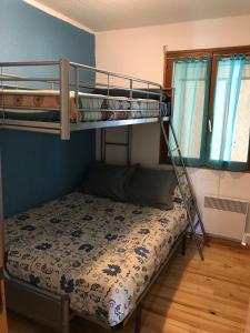 1 dormitorio con 2 literas en una habitación en Appartement A La Montagne, en Palau-de-Cerdagne