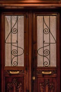 una porta in legno con due finestre in vetro di 1910 B&B a Bari