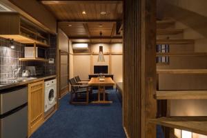 Dapur atau dapur kecil di Bonbori an Machiya House +23 gambar