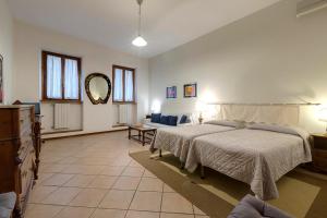 フィレンツェにあるAttilioの広いベッドルーム(ベッド2台、鏡付)