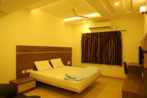 Samarth Residency客房内的一张或多张床位