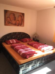 Una cama o camas en una habitación de Ferienheim "Zur Krone"