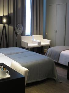 Hotel Alegria في بروج: غرفة مستشفى بسريرين وطاولة