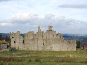 un viejo castillo en la cima de una colina en Cartmel Cottage en Leyburn