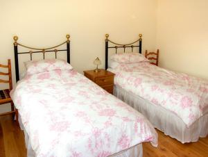 2 nebeneinander sitzende Betten in einem Schlafzimmer in der Unterkunft The Roost in Stratford-upon-Avon