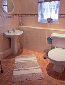 bagno con servizi igienici bianchi e lavandino di Sunrise a Lowestoft