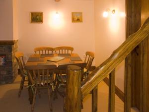 BuckdenにあるGrange Cottageのダイニングルーム(木製テーブル、椅子付)
