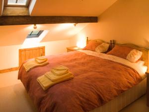 BuckdenにあるGrange Cottageのベッドルーム1室(大型ベッド1台、タオル2枚付)