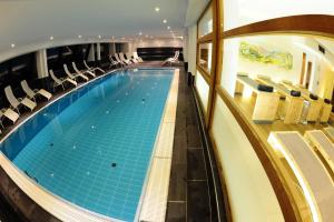 une grande piscine sur un bateau de croisière dans l'établissement Sporthotel Olymp, à Hochgurgl