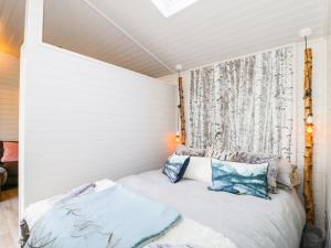 Dormitorio pequeño con cama con almohadas azules en Reflection, en Canonbie