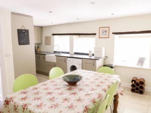 una cocina con una mesa con un tazón. en Orchard Cottage, en Lothersdale