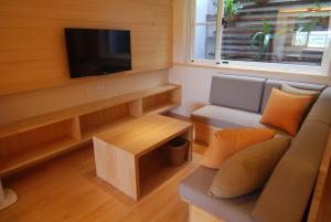 TV a/nebo společenská místnost v ubytování Taiori House