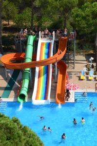 um escorrega aquático numa piscina com pessoas na água em Hotel Grand Efe em Özdere