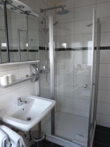 Bilik mandi di B&B Pension Winzerhaus Zell-Mosel +39 gambar