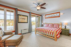 Katil atau katil-katil dalam bilik di Saddle Ridge Townhome-Unit B1