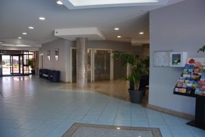 eine Lobby eines Krankenhauses mit einem Flur mit einer Säule in der Unterkunft Appartement T2 de standing au pied des plages in Golfe-Juan + 20 Fotos