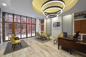 un hall avec une salle d'attente avec un piano et des chaises dans l'établissement Sayeban Gold Hotel, à Istanbul