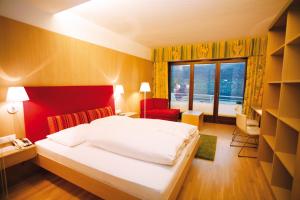 A bed or beds in a room at Seehotel Hoffmann