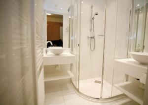 A bathroom at Seehotel Hoffmann