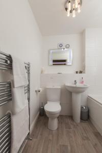 Et badeværelse på Dunfermline - Luxury Two Bedroom Apartment - TP + 24 billeder