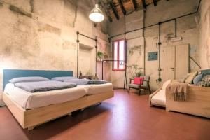 sypialnia z 2 łóżkami w pokoju w obiekcie Un posto a Milano - guesthouse all'interno di una cascina del 700 w Mediolanie