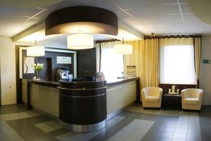 una sala de espera con un mostrador en un hospital en Hotel 104, en Stargard