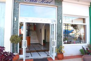 una tienda frente con una puerta de cristal con un cartel que lee con el hotel en Akti Hotel, en Limenas