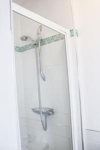 y baño con ducha con cabezal de ducha. en Parks Nest 6, en Hull