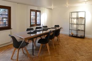 KAYSERSBERG city center - House "AUX 7 FORGERONS" - في كايزرسبرغ: غرفة مع طاولة وكراسي طويلة