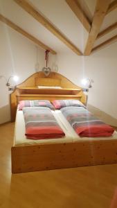 Un pat sau paturi într-o cameră la Hotel Schoberhof