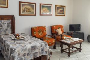 un soggiorno con tavolo e 2 sedie di Casa Giuseppina a Camaiore