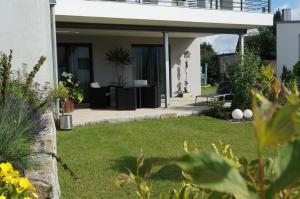 a house with a patio and a yard with plants at Ferienwohnung Familie Nachtmann in Beilngries