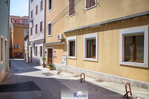 una strada vuota in un vicolo vicino a un edificio di Zora City a Rovigno (Rovinj)